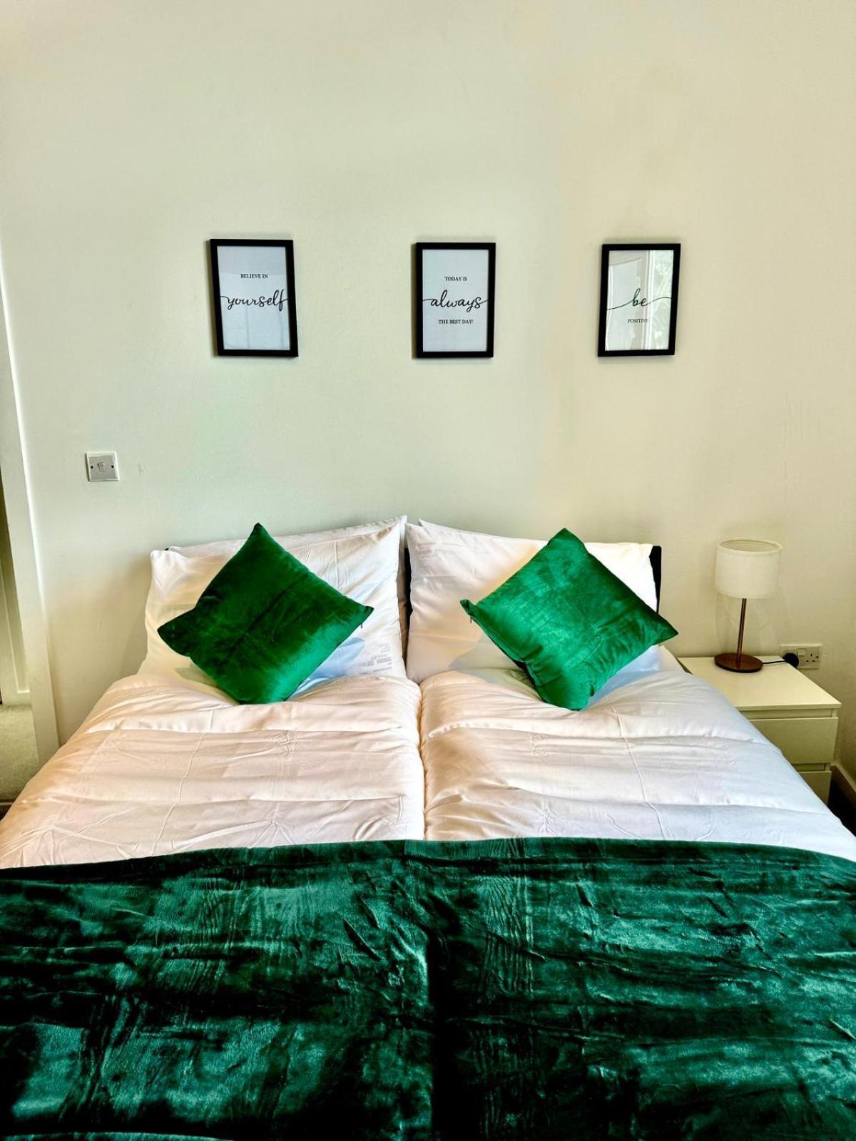 Three Bedroom House By Peacegrove Homes Short Lets & Serviced Accommodation Brighton With Free Wifi & Pet Friendly Exterior foto